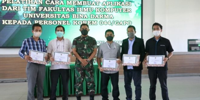 Civitas Akademika Universitas Bina Darma bersama Danrem 044/Gapo setelah acara MoU dan MoA antara kedua pihak pada hari Rabu tanggal 23 Maret 2022. (foto : Humas Universitas Bina Darma)
