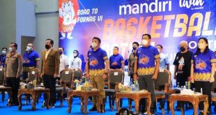 Direktur Utama Bank Mandiri bersama Gubernur Sumsel dan Ketua IKA UNSRI saat pembukaan Mandiri Basketball Action South Sumatera