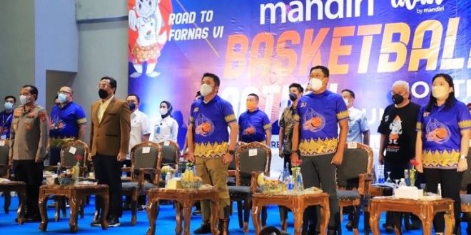 Direktur Utama Bank Mandiri bersama Gubernur Sumsel dan Ketua IKA UNSRI saat pembukaan Mandiri Basketball Action South Sumatera