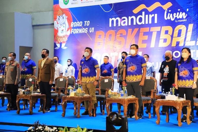 Direktur Utama Bank Mandiri bersama Gubernur Sumsel dan Ketua IKA UNSRI saat pembukaan Mandiri Basketball Action South Sumatera
