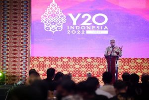 Wakil Gubernur Sumsel H. Mawardi Yahya saat membuka Kegiatan Youth 20 Pre Summit I 2022 Local Chapter South Sumatera yang diselenggarakan oleh International Youth Diplomacy (IYD) Local Chapter South Sumatera, bertempat di Ballroom Hotel Novotel Palembang, pada hari Sabtu (19/3). (Foto : Humas Prov. Sumsel)