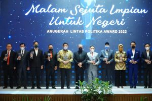  Sejumlah Tokoh Terima Anugerah Lintas Politika Award 2022. (Foto : Humas Prov. Sumsel)