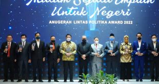  Sejumlah Tokoh Terima Anugerah Lintas Politika Award 2022. (Foto : Humas Prov. Sumsel)