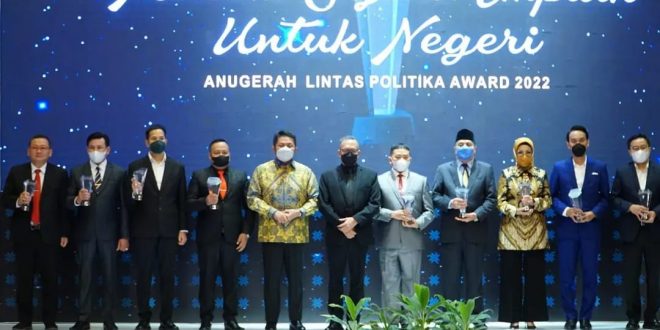  Sejumlah Tokoh Terima Anugerah Lintas Politika Award 2022. (Foto : Humas Prov. Sumsel)