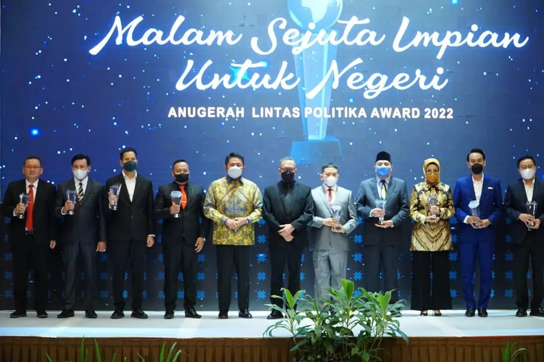  Sejumlah Tokoh Terima Anugerah Lintas Politika Award 2022. (Foto : Humas Prov. Sumsel)