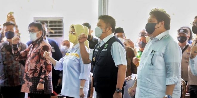 Dampingi Menko Perekonomian RI Bantuan Program Replanting  Sawit  di Muara Enim. (Foto : Humas Prov. Sumsel)