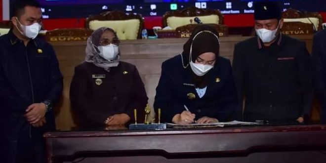 DPRD dan Pemkab Musi Rawas menggelar Rapat Paripurna Terbuka dengan agenda Penandatanganan Nota Kesepahaman (MoU) dan Penetapan Keputusan DPRD Kabupaten Musi Rawas tentang Program Rancangan Pembentukan Peraturan Daerah (Propemperda) Tahun 2022 pada hari Rabu tanggal 9 Maret 2022. (foto : MusiNews.id/Febri/DPRD Musi Rawas)