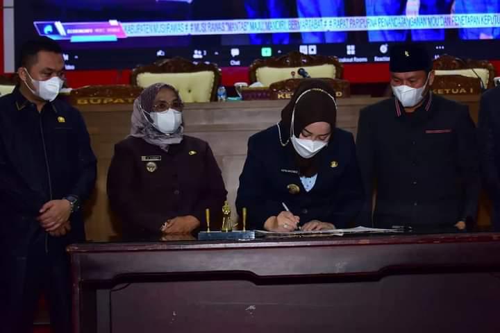 DPRD dan Pemkab Musi Rawas menggelar Rapat Paripurna Terbuka dengan agenda Penandatanganan Nota Kesepahaman (MoU) dan Penetapan Keputusan DPRD Kabupaten Musi Rawas tentang Program Rancangan Pembentukan Peraturan Daerah (Propemperda) Tahun 2022 pada hari Rabu tanggal 9 Maret 2022. (foto : MusiNews.id/Febri/DPRD Musi Rawas)
