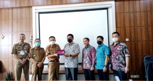 Wakil Rektor Universitas Bina Darma, Akademi, M. Izman Herdiansyah, S.T., M.M., PhD., bertemu dengan Sekretaris Daerah Kota Pagar Alam guna membahas kerja sama dalam hal Tridarma Perguruan Tinggi pada hari Selasa tanggal 29 Maret 2022. (foto : Humas Universitas Bina Darma)
