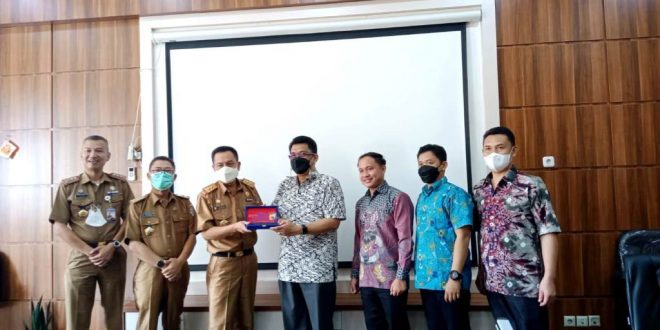 Wakil Rektor Universitas Bina Darma, Akademi, M. Izman Herdiansyah, S.T., M.M., PhD., bertemu dengan Sekretaris Daerah Kota Pagar Alam guna membahas kerja sama dalam hal Tridarma Perguruan Tinggi pada hari Selasa tanggal 29 Maret 2022. (foto : Humas Universitas Bina Darma)