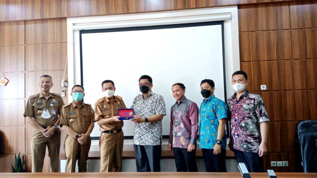 Wakil Rektor Universitas Bina Darma, Akademi, M. Izman Herdiansyah, S.T., M.M., PhD., bertemu dengan Sekretaris Daerah Kota Pagar Alam guna membahas kerja sama dalam hal Tridarma Perguruan Tinggi pada hari Selasa tanggal 29 Maret 2022. (foto : Humas Universitas Bina Darma)