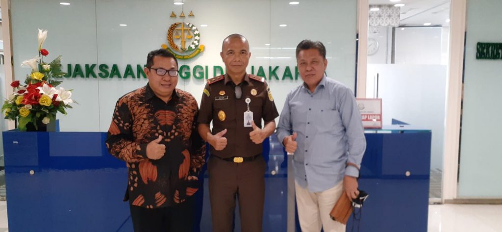Ketua SMSI, Firdaus, dan Ketua Forum Pemimpin Redaksi Media Siber, Wilson Lumi, melakukan silaturahmi dengan Kepala Kejaksaan Tinggi Provinsi DKI Jakarta, Reda Mathovani, pada hari Senin tanggal 21 Maret 2022. (foto : SMSI Sumsel)