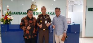 Ketua SMSI, Firdaus, dan Ketua Forum Pemimpin Redaksi Media Siber, Wilson Lumi, melakukan silaturahmi dengan Kepala Kejaksaan Tinggi Provinsi DKI Jakarta, Reda Mathovani, pada hari Senin tanggal 21 Maret 2022. (foto : SMSI Sumsel)