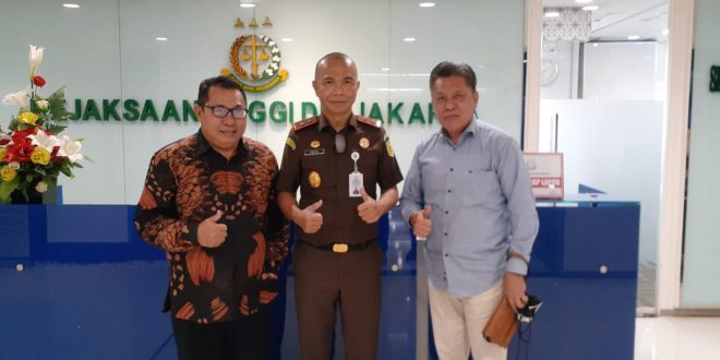 Ketua SMSI, Firdaus, dan Ketua Forum Pemimpin Redaksi Media Siber, Wilson Lumi, melakukan silaturahmi dengan Kepala Kejaksaan Tinggi Provinsi DKI Jakarta, Reda Mathovani, pada hari Senin tanggal 21 Maret 2022. (foto : SMSI Sumsel)