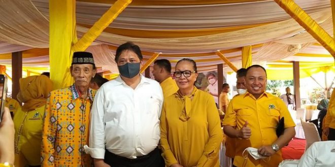 Muhammad Nasir (kanan), Bakal Calon Bupati Muba, foto bersama Ketua Umum Partai Golkar, Airlangga Hartarto.