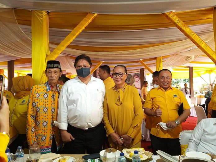 Muhammad Nasir (kanan), Bakal Calon Bupati Muba, foto bersama Ketua Umum Partai Golkar, Airlangga Hartarto.