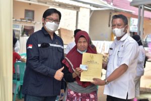 PT. Bukit Asam Bagikan 162 Akta Tanah Warga Bara Lestari II