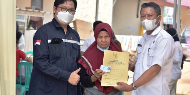 PT. Bukit Asam Bagikan 162 Akta Tanah Warga Bara Lestari II