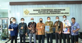Wali Kota Prabumulih, Ridho Yahya, bersama jajaran, menerima Laporan Hasil Pemeriksaan atas Laporan Keuangan Pemerintah Kota Prabumulih Tahun 2021 dari Badan Pemeriksa Keuangan Republik Indonesia Perwakilan Sumatera Selatan pada hari Jum'at tanggal 11 Maret 2022. (foto : SMSI Sumsel)