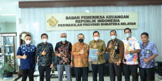 Wali Kota Prabumulih, Ridho Yahya, bersama jajaran, menerima Laporan Hasil Pemeriksaan atas Laporan Keuangan Pemerintah Kota Prabumulih Tahun 2021 dari Badan Pemeriksa Keuangan Republik Indonesia Perwakilan Sumatera Selatan pada hari Jum'at tanggal 11 Maret 2022. (foto : SMSI Sumsel)
