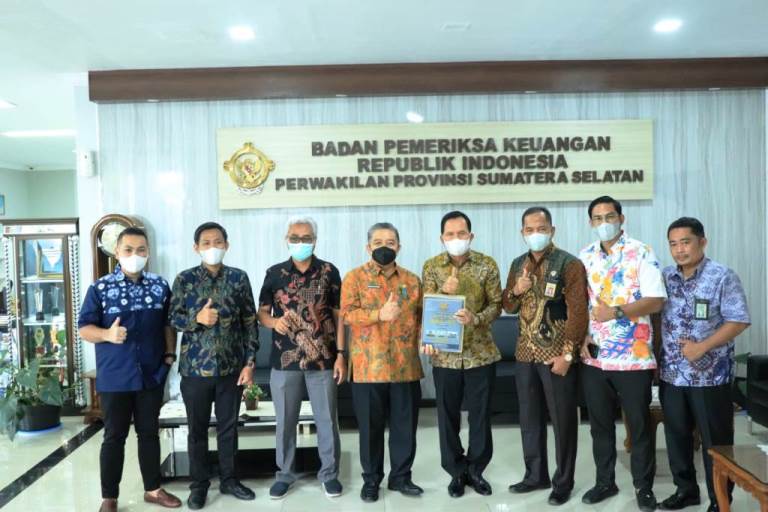 Wali Kota Prabumulih, Ridho Yahya, bersama jajaran, menerima Laporan Hasil Pemeriksaan atas Laporan Keuangan Pemerintah Kota Prabumulih Tahun 2021 dari Badan Pemeriksa Keuangan Republik Indonesia Perwakilan Sumatera Selatan pada hari Jum'at tanggal 11 Maret 2022. (foto : SMSI Sumsel)