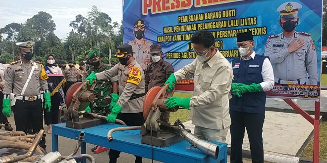 Polres OKU Selatan bersama Forkompimda melakukan pemusnahan 175 unit knalpot racing