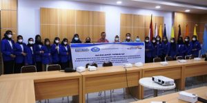 Wakil Rektor Universitas Bina Darma, H. Hendri Zainuddin, S.Ag., S.H., M.Si., bersama mahasiswa program magang MBKM