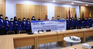 Wakil Rektor Universitas Bina Darma, H. Hendri Zainuddin, S.Ag., S.H., M.Si., bersama mahasiswa program magang MBKM