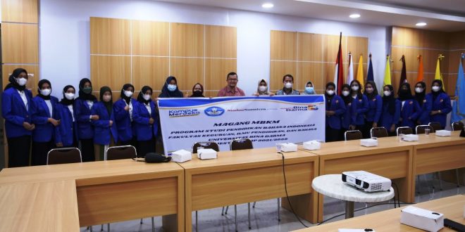 Wakil Rektor Universitas Bina Darma, H. Hendri Zainuddin, S.Ag., S.H., M.Si., bersama mahasiswa program magang MBKM