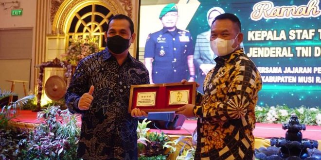 Wali Kota Lubuklinggau, SN Prana Putra Sohe, bersama Kepala Staf Angkatan Darat (KSAD) Republik Indonesia, Jenderal Dudung Abdurrachman.