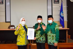 Bupati Kabupaten Musi Rawas, Hj. Ratna Machmud, foto bersama perwakilan Muhammadiyah setelah menerima SK Izin Pendirian Institut Teknologi Muhammadiyah Sumatera