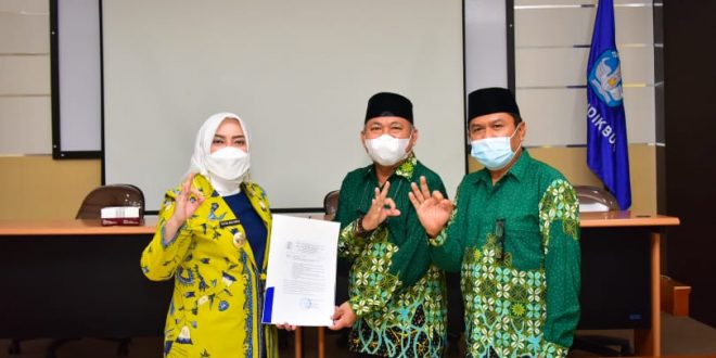 Bupati Kabupaten Musi Rawas, Hj. Ratna Machmud, foto bersama perwakilan Muhammadiyah setelah menerima SK Izin Pendirian Institut Teknologi Muhammadiyah Sumatera