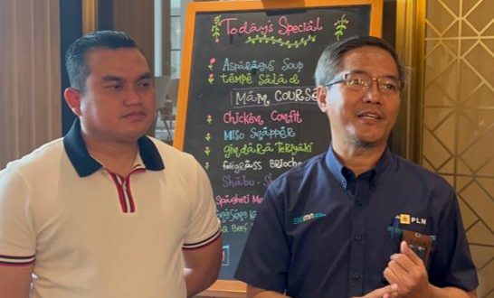 Ketua Panitia Mandiri BASS 2022, dr. Syamsuddin Isaac, bersama Bob Saril, Direktur Niaga dan Pemasaran PT. PLN
