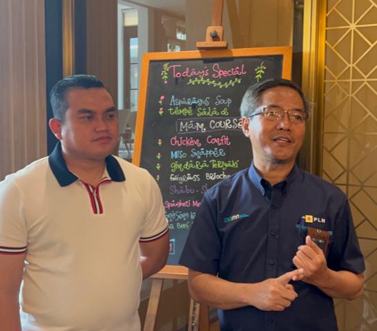 Ketua Panitia Mandiri BASS 2022, dr. Syamsuddin Isaac, bersama Bob Saril, Direktur Niaga dan Pemasaran PT. PLN