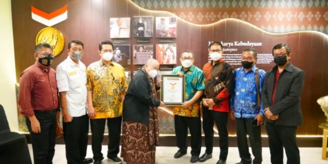 Ketua Serikat Media Siber Indonesia (SMSI), Firdaus, menerima penghargaan rekor dunia dari Museum Rekor Dunia Indonesia (MURI) karena memiliki jumlah anggota yang sangat banyak yakni 1.761 perusahaan pers, pada hari Jum'at tanggal 18 Maret 202 di Galeri MURI, Jakarta. (foto : SMSI Sumsel)