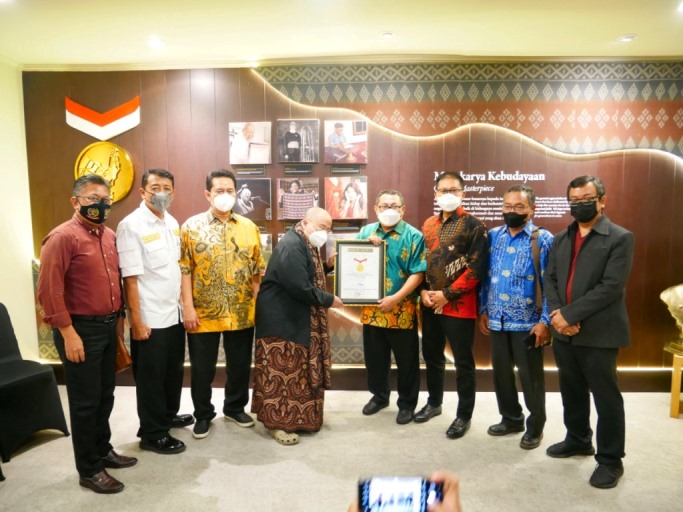 Ketua Serikat Media Siber Indonesia (SMSI), Firdaus, menerima penghargaan rekor dunia dari Museum Rekor Dunia Indonesia (MURI) karena memiliki jumlah anggota yang sangat banyak yakni 1.761 perusahaan pers, pada hari Jum'at tanggal 18 Maret 202 di Galeri MURI, Jakarta. (foto : SMSI Sumsel)