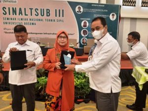 dosen Teknik Sipil Universitas Bina Darma, Dr. Ir. Nurly Goffar, MSCE., yang juga Ketua Umum Himpunan Ahli Teknik Tanah Indonesia (HATTI) Sumsel, diamanahkan untuk berbagi ilmu pengetahuan pada Seminar Nasional Teknik Sipil Universitas Bosowa Makassar. (foto : Humas Universitas Bina Darma)