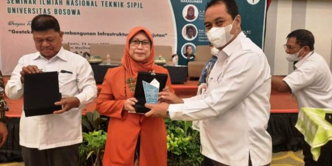 dosen Teknik Sipil Universitas Bina Darma, Dr. Ir. Nurly Goffar, MSCE., yang juga Ketua Umum Himpunan Ahli Teknik Tanah Indonesia (HATTI) Sumsel, diamanahkan untuk berbagi ilmu pengetahuan pada Seminar Nasional Teknik Sipil Universitas Bosowa Makassar. (foto : Humas Universitas Bina Darma)