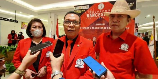 Ketua Ikatan Olahraga DanceSport Indonesia (IODI) Provinsi Sumatera Selatan (Sumsel), Suparman Romans, menghadiri Kejuaraan Olahraga Provinsi (Kejurprov) IODI di Atrium Transmart Mall, Palembang, hari Selasa tanggal 29 Maret 2022, dalam rangka persiapan FORNAS dan PON Aceh Medan 2024. (foto : Ferli)