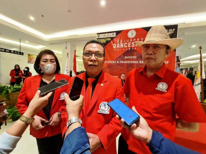 Ketua Ikatan Olahraga DanceSport Indonesia (IODI) Provinsi Sumatera Selatan (Sumsel), Suparman Romans, menghadiri Kejuaraan Olahraga Provinsi (Kejurprov) IODI di Atrium Transmart Mall, Palembang, hari Selasa tanggal 29 Maret 2022, dalam rangka persiapan FORNAS dan PON Aceh Medan 2024. (foto : Ferli)