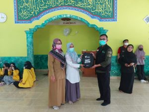 Kartini, Pendamping Program Dompet Dhuafa Sumsel, saat memberikan edukasi mengenai bahaya Tuberkulosis di Pondok Pesantren Ar Rahman pada hari Selasa tanggal 29 Maret 2022. (foto : Rizal)