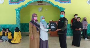 Kartini, Pendamping Program Dompet Dhuafa Sumsel, saat memberikan edukasi mengenai bahaya Tuberkulosis di Pondok Pesantren Ar Rahman pada hari Selasa tanggal 29 Maret 2022. (foto : Rizal)