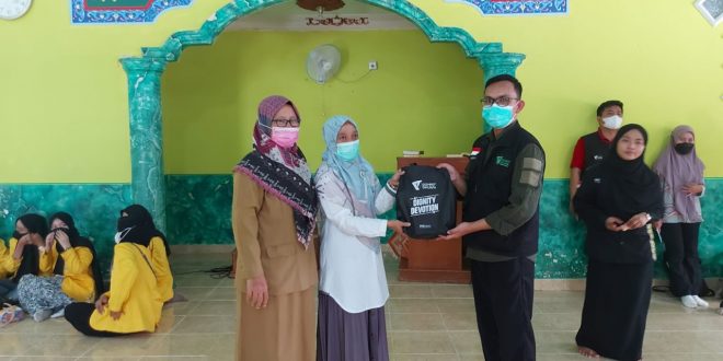 Kartini, Pendamping Program Dompet Dhuafa Sumsel, saat memberikan edukasi mengenai bahaya Tuberkulosis di Pondok Pesantren Ar Rahman pada hari Selasa tanggal 29 Maret 2022. (foto : Rizal)