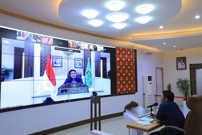 Keterlibatan masyarakat secara langsung dalam pengolahan pertanian, terbukti berdampak besar terhadap peningkatan kesejahteraan masyarakat di Provinsi Sumsel, tegasnya saat menjadi narasumber pada sarahsehan HUT Ke-20 Kabupaten Banyuasin secara virtual, bertempat di Comman Center Kantor Gubernur. Pada hari Minggu (10/4) siang. (Foto : Humas Prov. Sumsel)