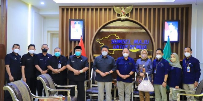 PT. RS Pelabuhan Jakarta dalam rangka HUT RS Pelabuhan dan Grand Launching RS Pelabuhan Palembang di ruang tamunya, pada hari Kamis (21/4) siang. (Foto : Humas Prov. Sumsel)