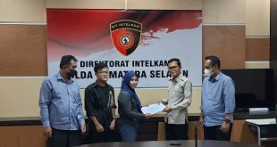 Warga Kabupaten Musi Banyuasin (Muba) yang tergabung di dalam Aliansi Peduli Bangsa Sumsel, menyerahkan data kepada pihak Polda Sumsel, hari Selasa tanggal 12 April 2022. (foto : Aliansi Peduli Bangsa Sumsel)