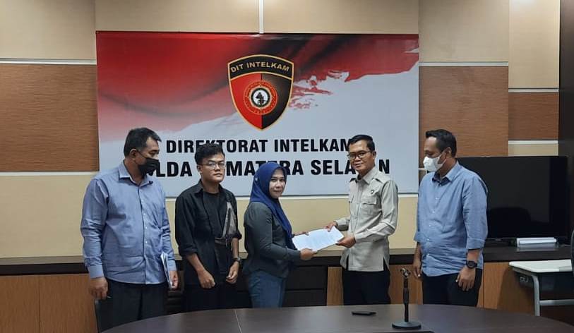 Warga Kabupaten Musi Banyuasin (Muba) yang tergabung di dalam Aliansi Peduli Bangsa Sumsel, menyerahkan data kepada pihak Polda Sumsel, hari Selasa tanggal 12 April 2022. (foto : Aliansi Peduli Bangsa Sumsel)