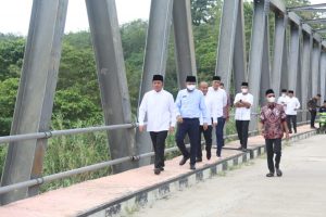 Disela kunjungan kerjanya di Kabupaten OKU Timur pada hari Jum’at (15/4), Gubernur Sumsel H. Herman Deru secara spontanitas meninjau sejumlah infrastruktur jalan dan jembatan. (Foto : Humas Prov. Sumsel)