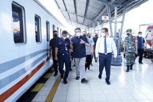 Gubernur Sumatera Selatan (Sumsel) H. Herman Deru meninjau persiapan mudik Lebaran di stasiun Kertapati Palembang, pada hari Jum’at (8/3) siang. (Foto : Humas Prov. Sumsel)