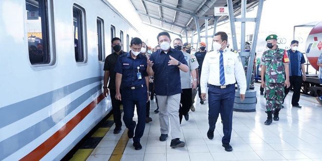 Gubernur Sumatera Selatan (Sumsel) H. Herman Deru meninjau persiapan mudik Lebaran di stasiun Kertapati Palembang, pada hari Jum’at (8/3) siang. (Foto : Humas Prov. Sumsel)